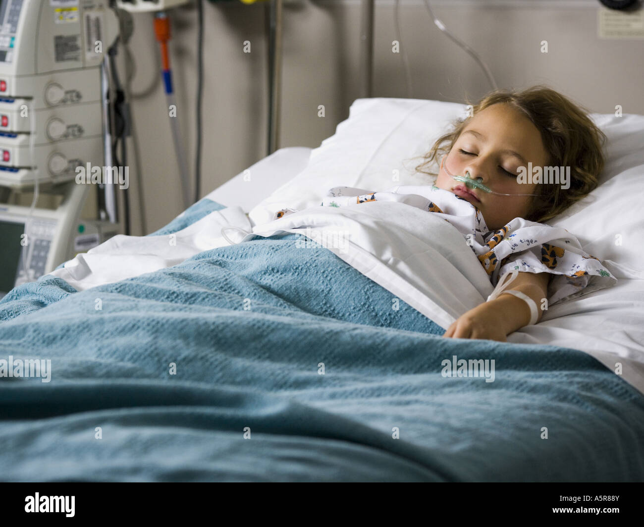 young-girl-in-hospital-bed-with-respirator-A5R88Y.jpg