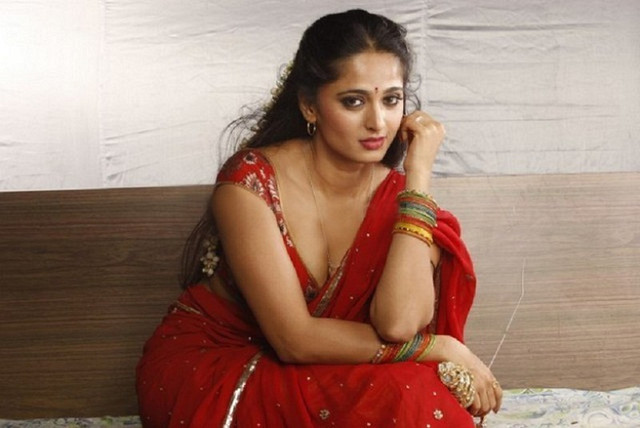 [Image: Anushka-Shetty-Hot-in-Saree-24.jpg]
